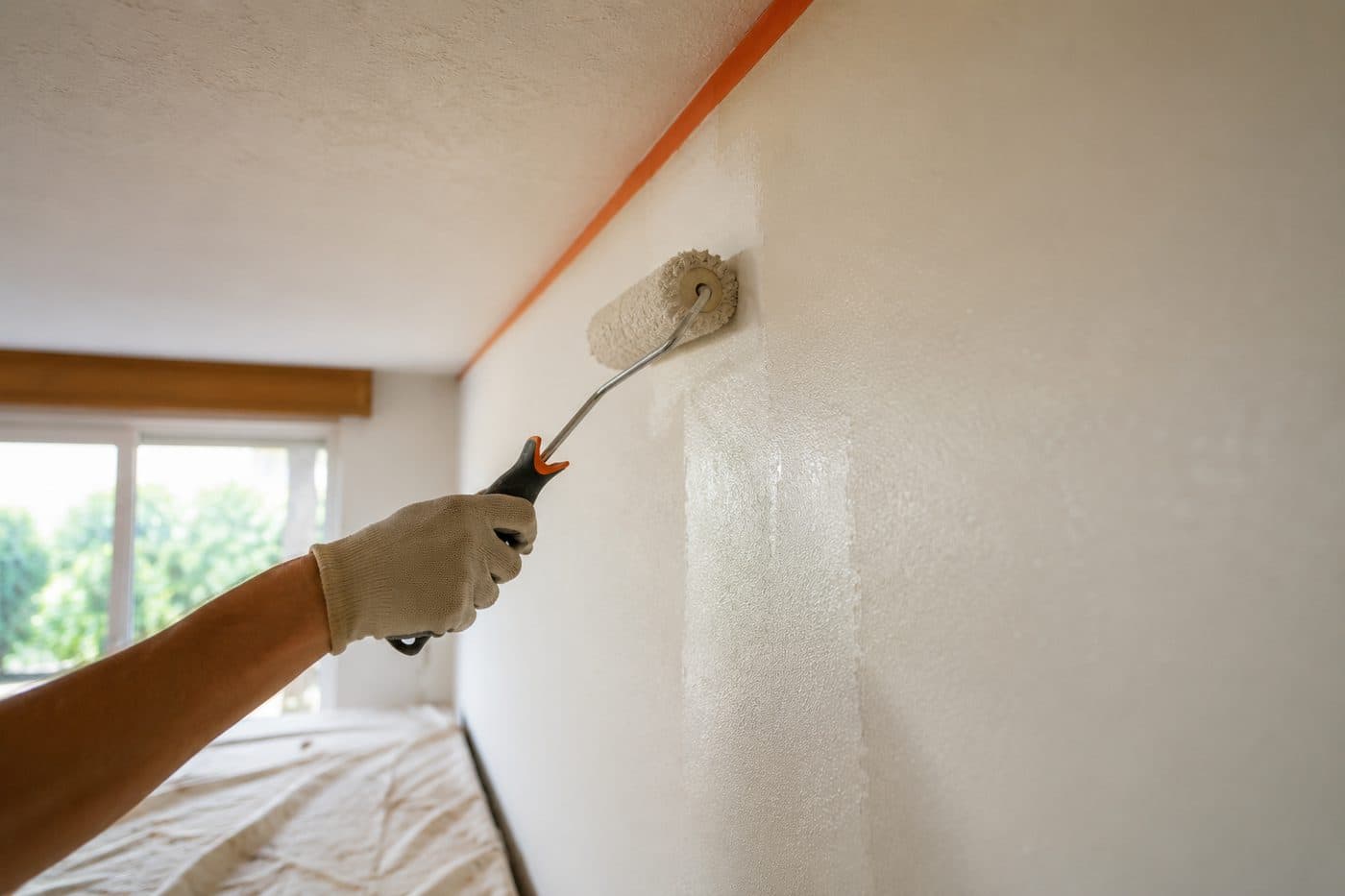 Malerarbeiten: Wand wird mit der Rolle gestrichen