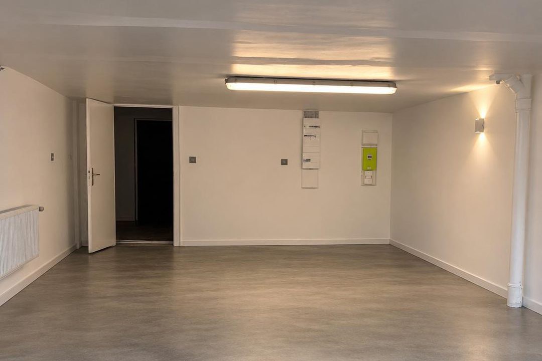 Dieselbe Garage nach Rückbau und Ausbau: gestrichen und mit beschichtetem Boden